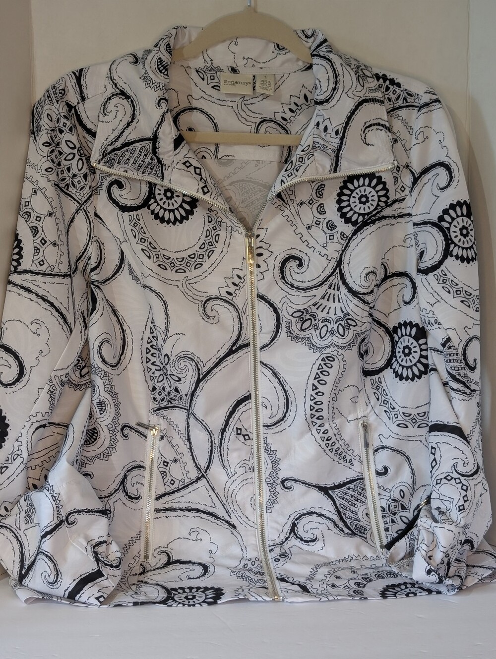 Chicos Zenergy Sz 1, Women's White & Black Paisley Zip-Front Jacket